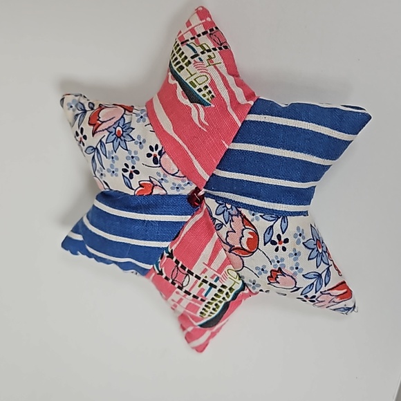 Vintage patchwork pin cushion in a star shape - Picture 2 of 2